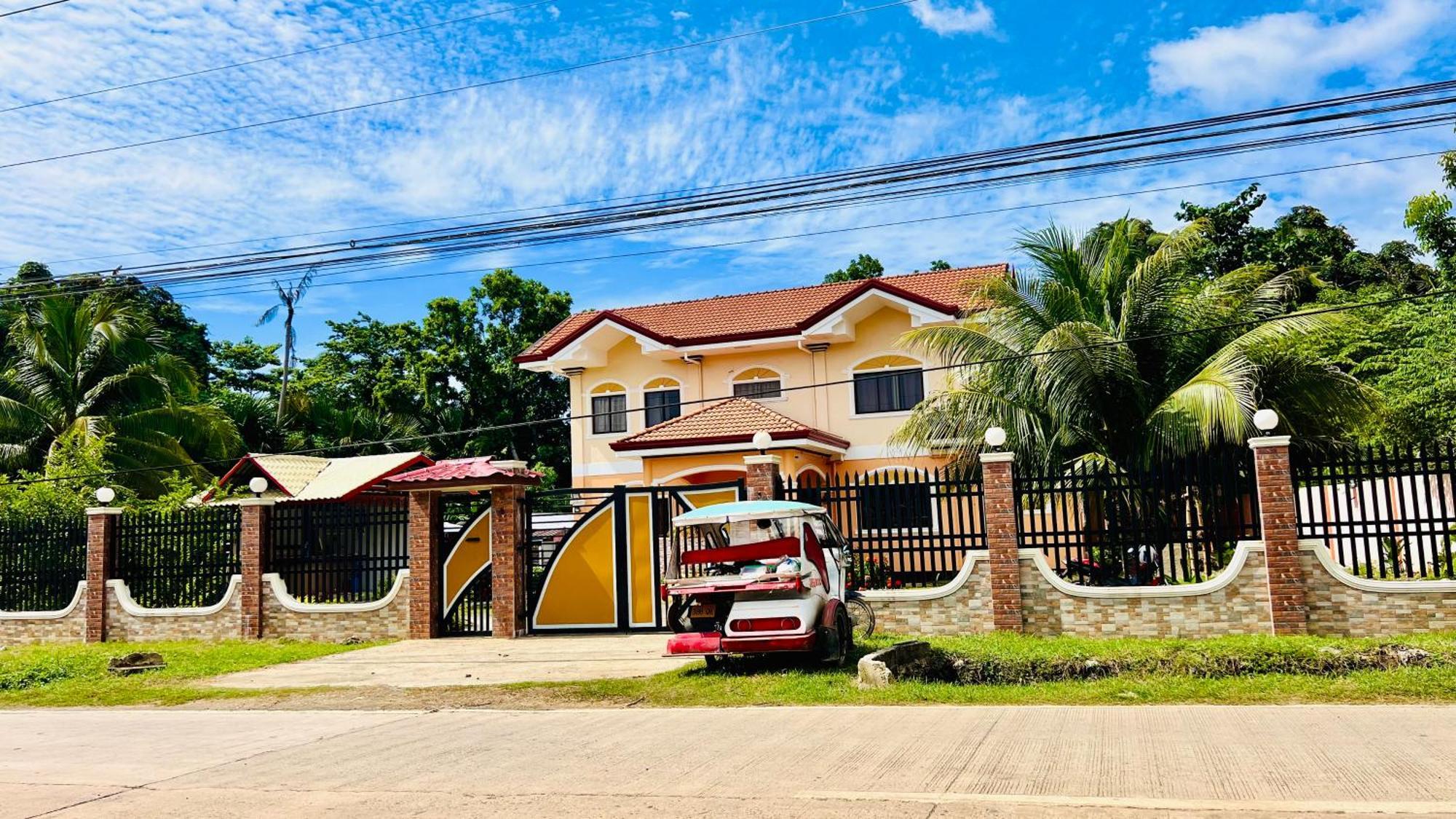 Chateau La Princesa With Cozy Garden & Bar Puerto Princesa