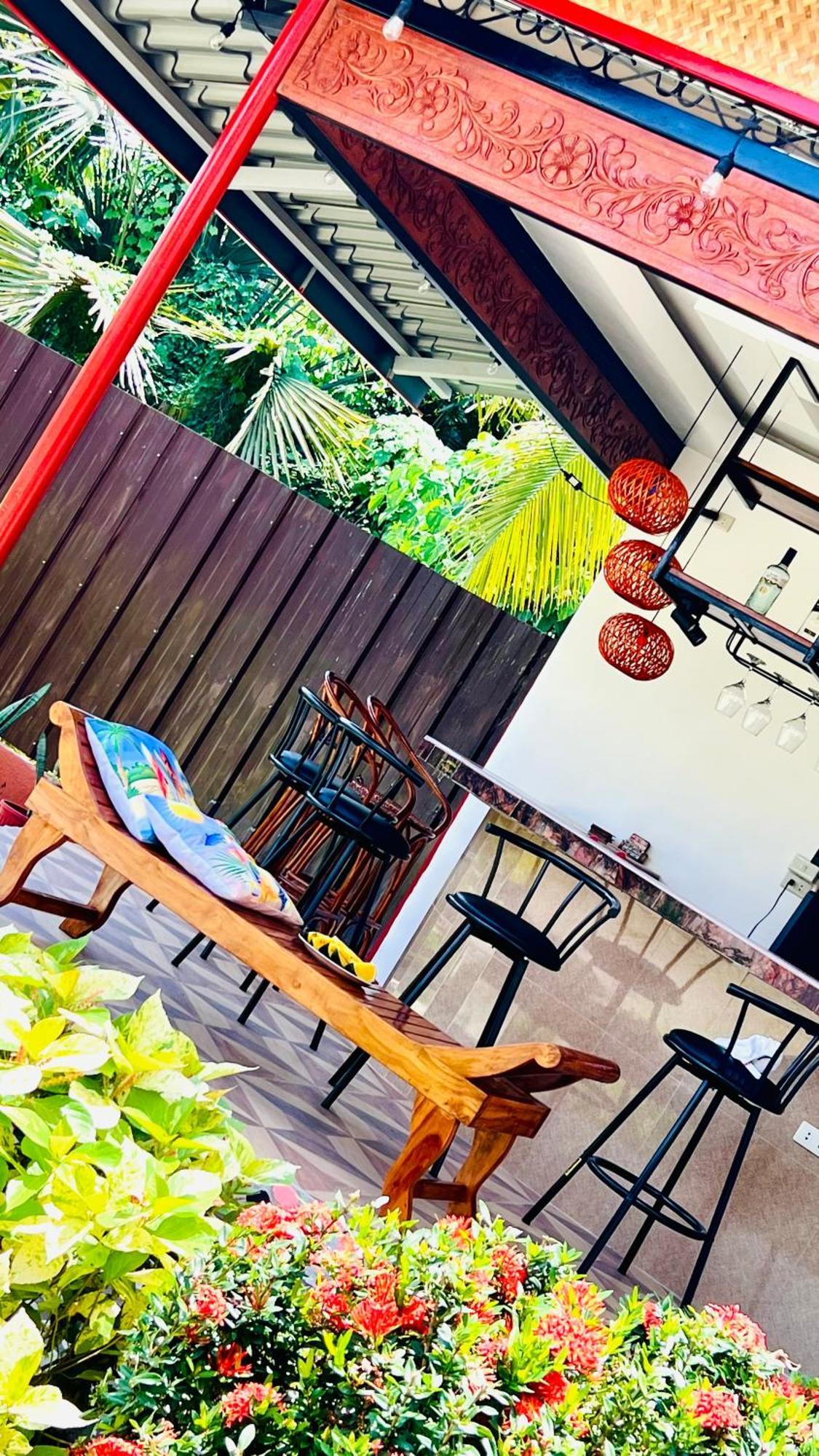 Chateau La Princesa With Cozy Garden & Bar